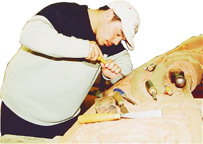 Apirana Manuel concentrates on carving the stern (taurapa) of Waka 2000