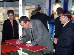 Mayor and Mayoress signing the visitors book at the University of Wuhan, with Professor E. Dongchen.