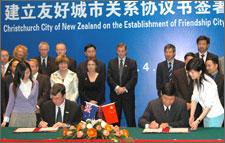 Mayor Garry Moore and the Mayor of Wuhan Xiansheng Li signing a Friendship Agreement on Mayor Moore's recent visit to Wuhan.